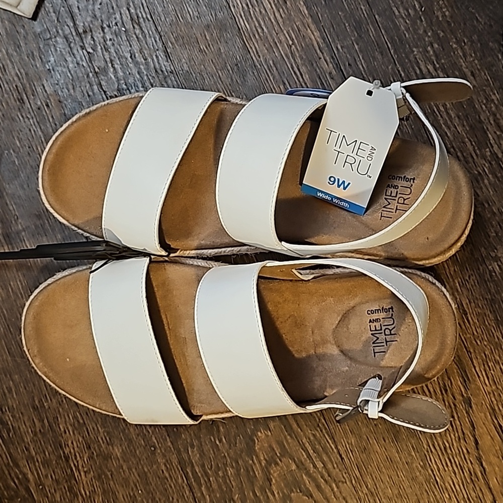 Time and Tru Comfort Flatform Memory foam footbed Sandals White 9W Wide New - Picture 6 of 7